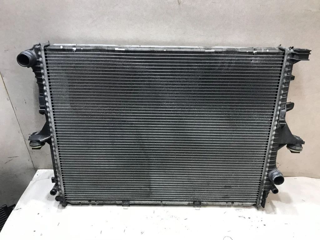 Радиатор охлаждения VW Touareg 2005