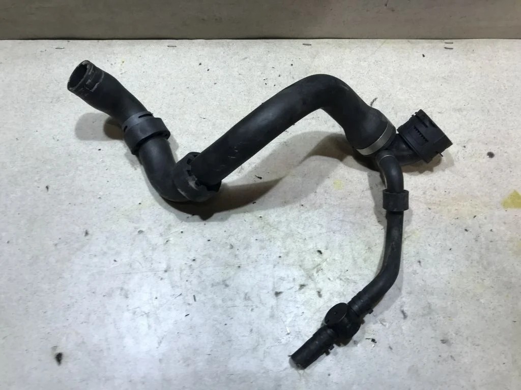 Патрубок радиатора VW Touareg 1 2006  2,5