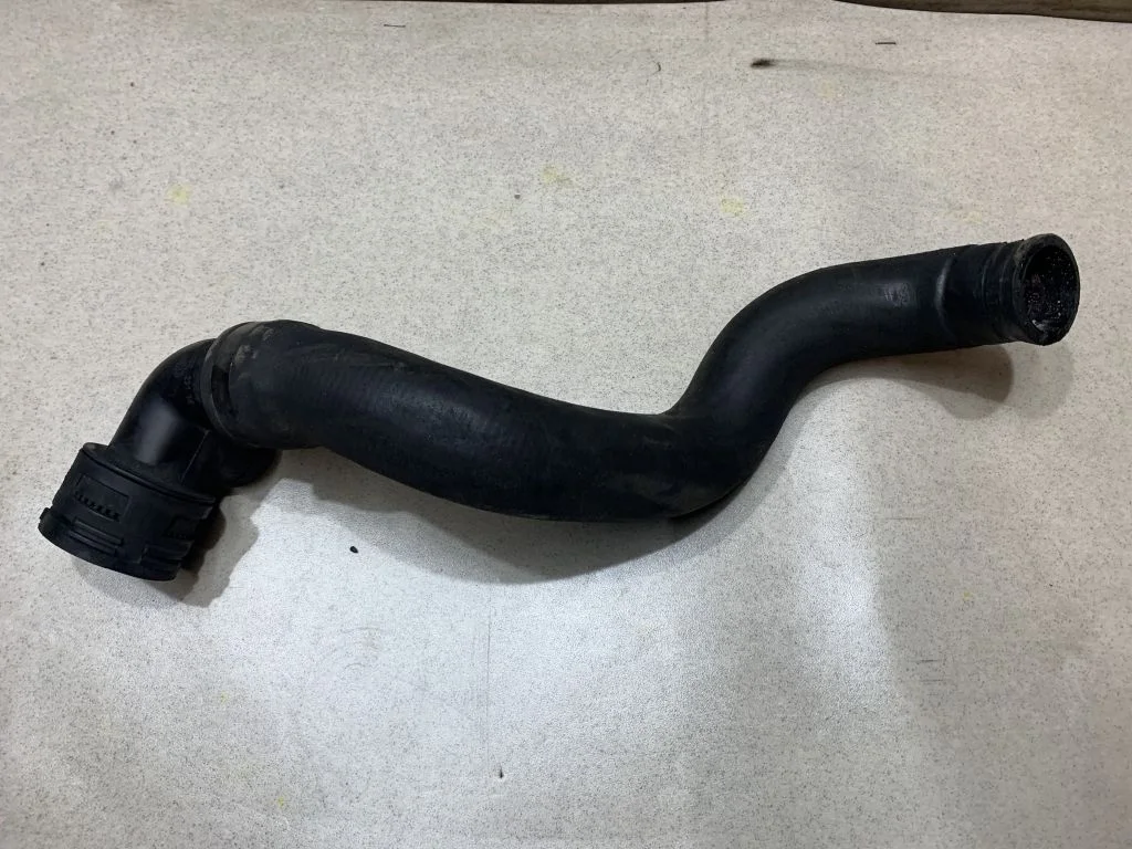 Патрубок радиатора VW Touareg 2008  2,5