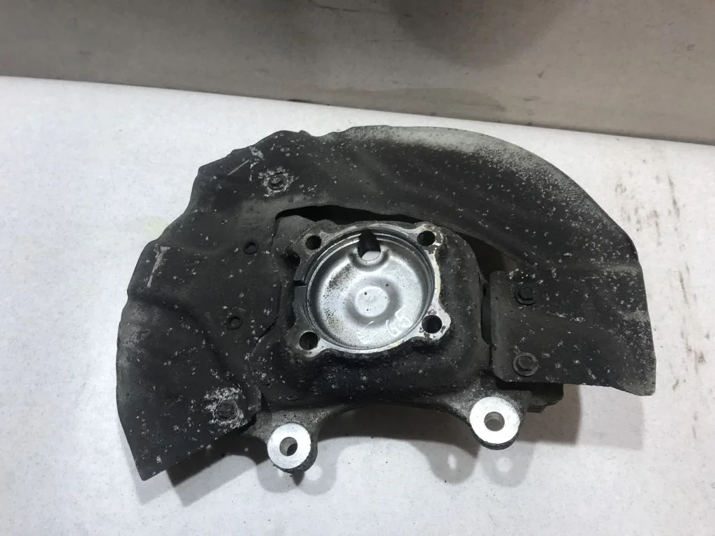 Кулак поворотный передний левый BMW E65