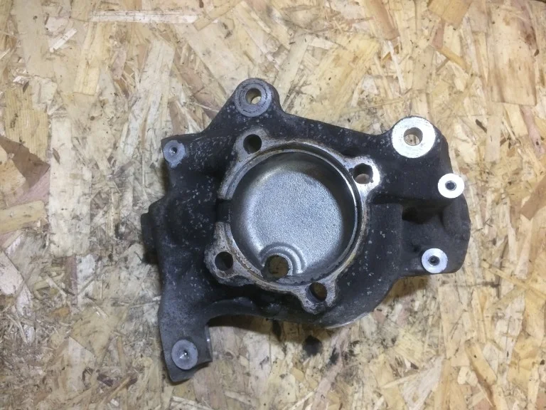 Кулак поворотный передний правый BMW Е90