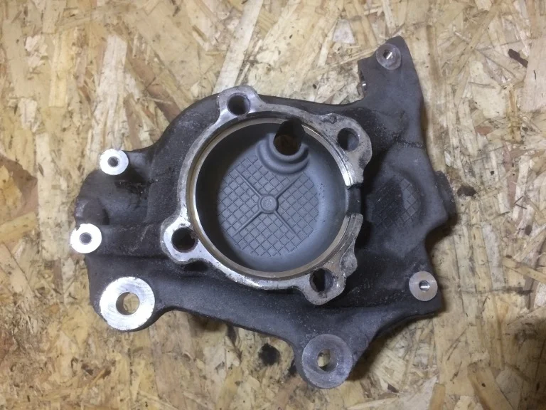 Кулак поворотный передний правый BMW Е90