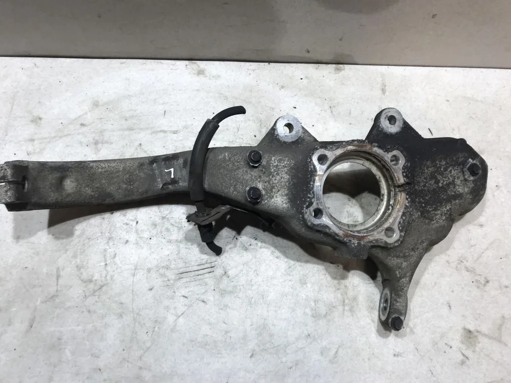 Кулак поворотный передний левый BMW X5 E70