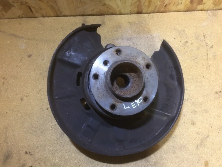 Кулак поворотный задний левый BMW E90