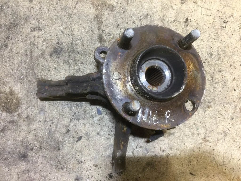 Кулак поворотный правый Nissan Almera N16