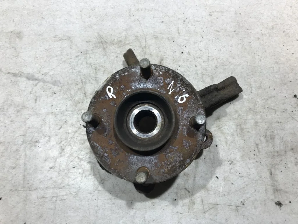 Кулак поворотный правый Nissan Almera N16