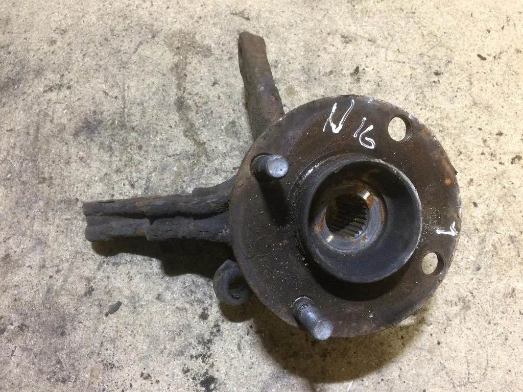 Кулак поворотный левый Nissan Almera N16