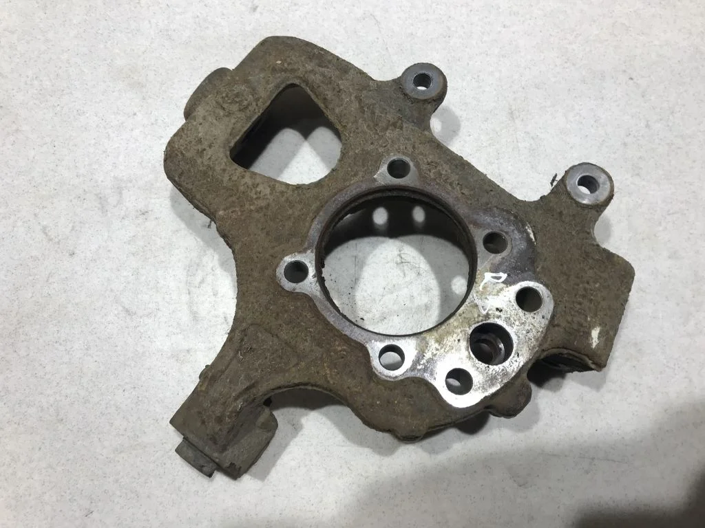 Кулак задний левый Nissan Pathfinder R51