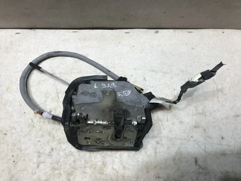Замок двери задний левый BMW E53