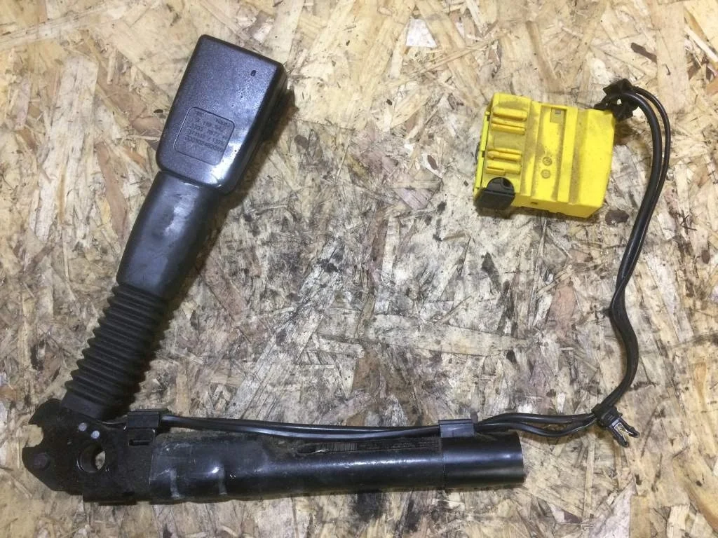 Натяжитель ремня безопасности  BMW E90