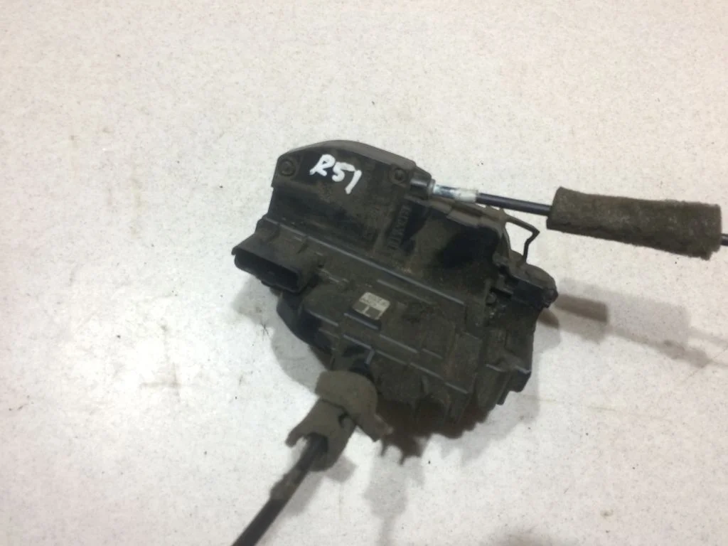 Замок двери передний правый Nissan Pathfinder