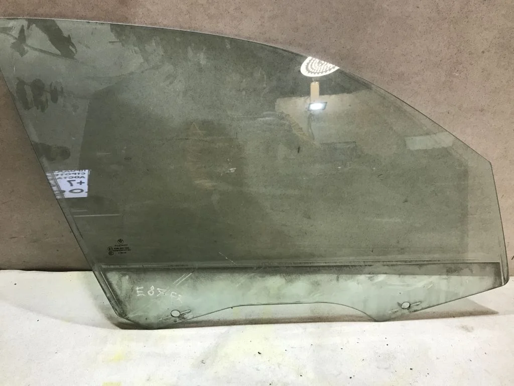 Стекло передней правой двери BMW 1 E87