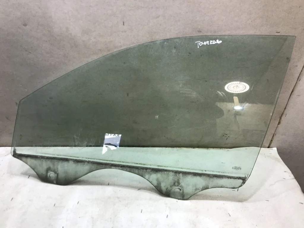 Стекло двери переднее левое VW Touareg 1