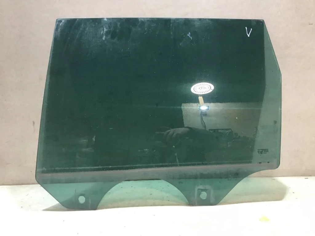 Стекло двери задней левой VW Touareg 1