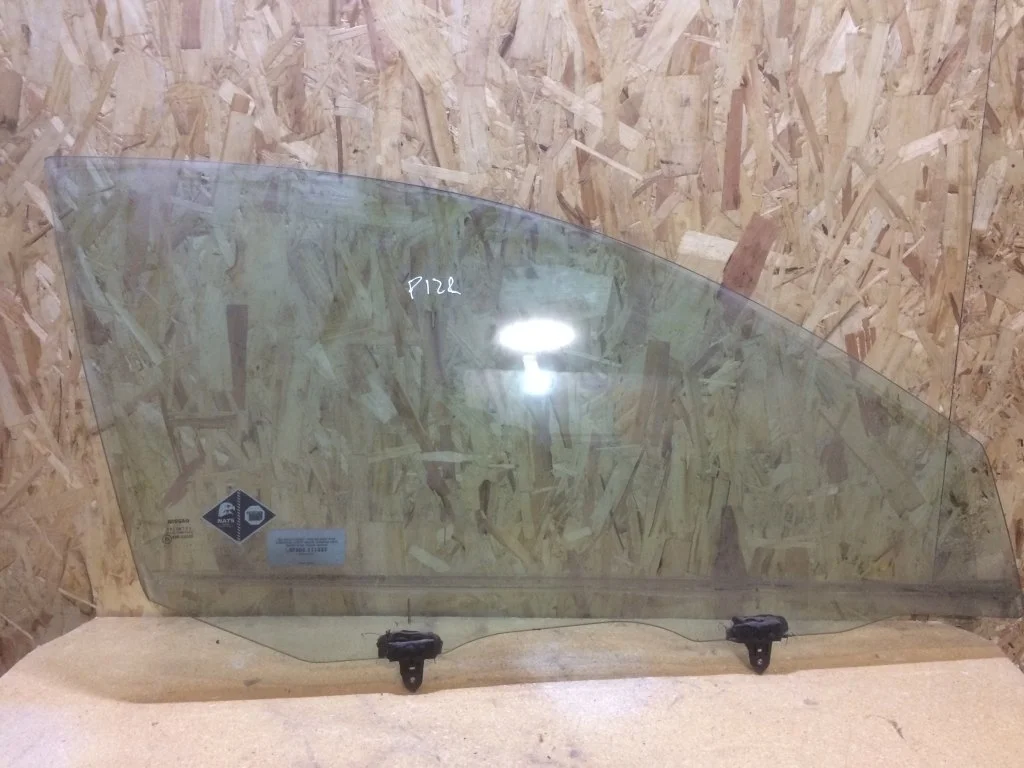 Стекло двери передней правой  Nissan Primera P12