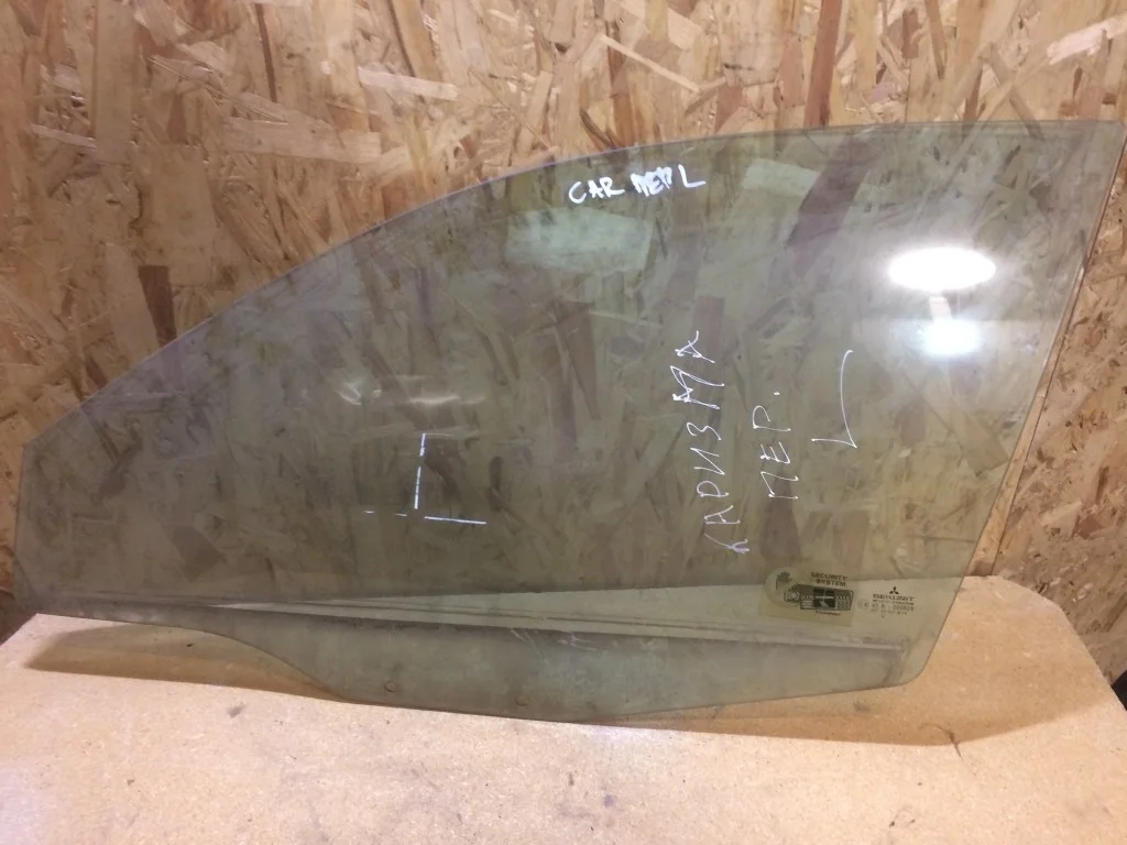 Стекло двери передней левой Mitsubishi Carisma