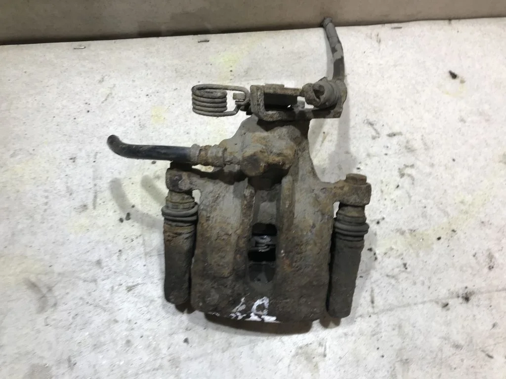 MR955245 Суппорт задний левый Mitsubishi Carisma