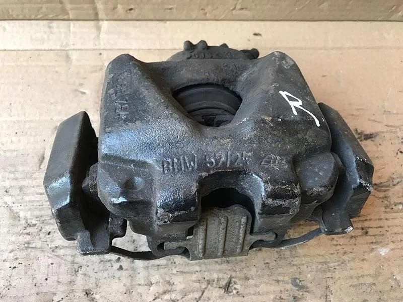 34116778146 Суппорт передний правый BMW  E90 E91