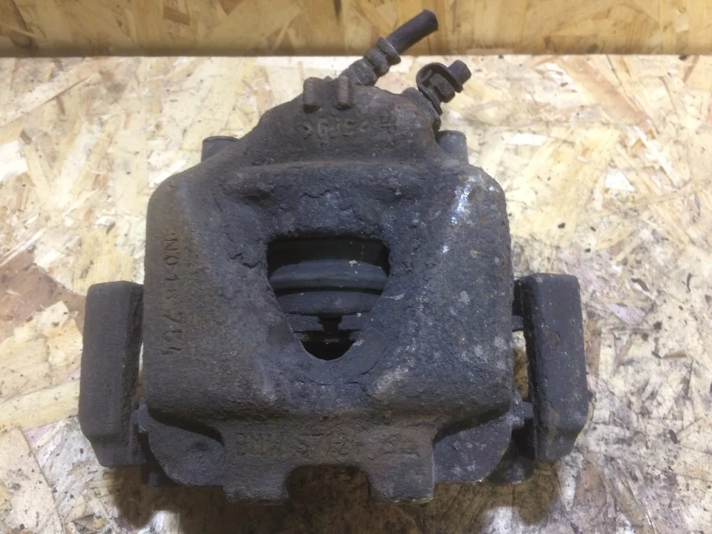 34116778146 Суппорт передний правый BMW E90