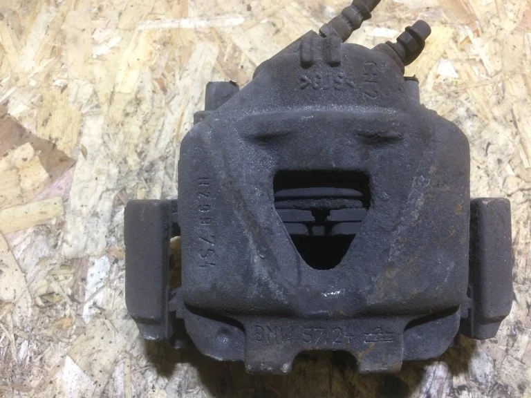 34116778146 Суппорт передний правый BMW E90