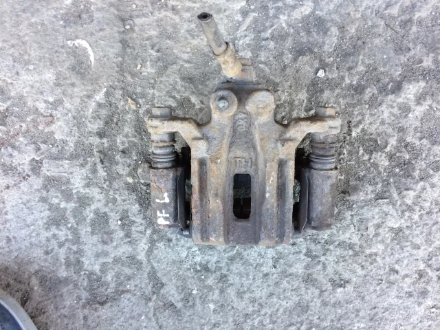 Суппорт задний правый Nissan Pathfinder R51