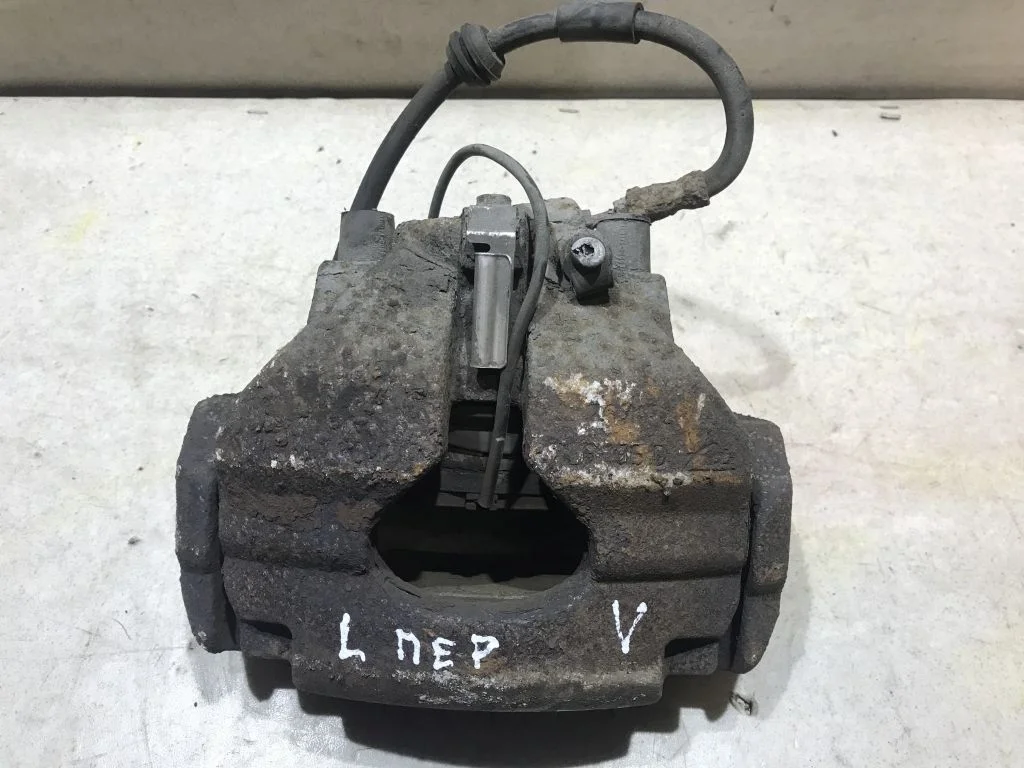 7L6615123 Суппорт передний левый VW Touareg 1