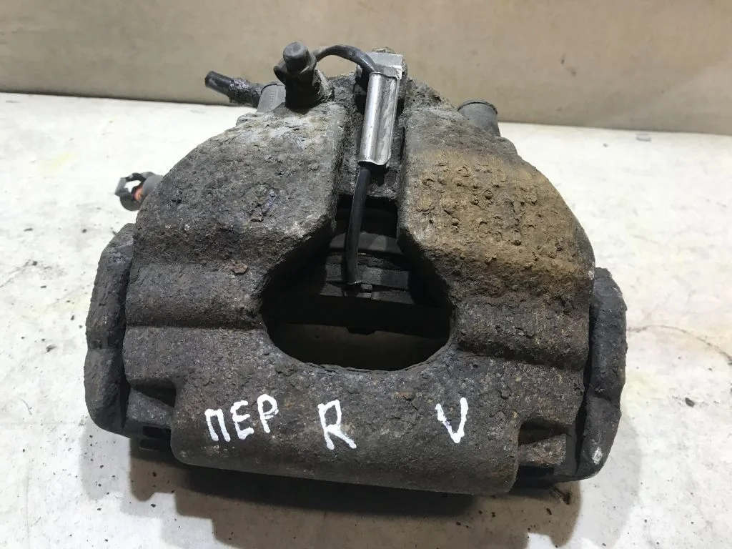 7L6615124 Суппорт передний правый VW Touareg 1