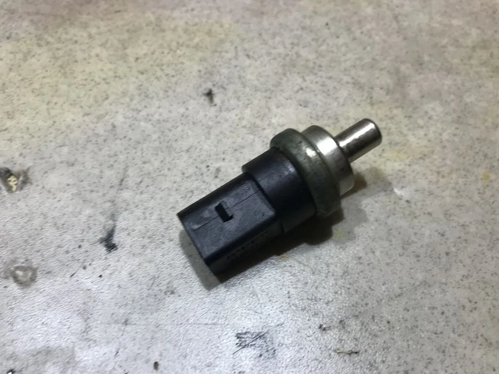 06A919501A Датчик температуры ОЖ VW Touareg 1