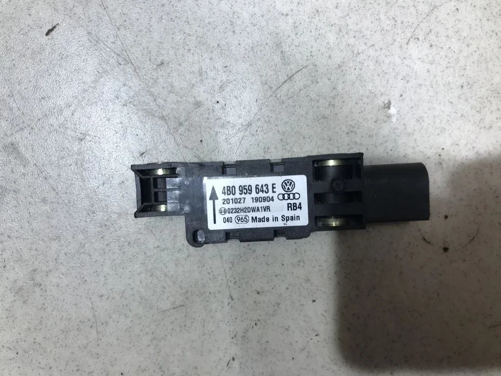 4B0959643E Датчик удара VW Audi