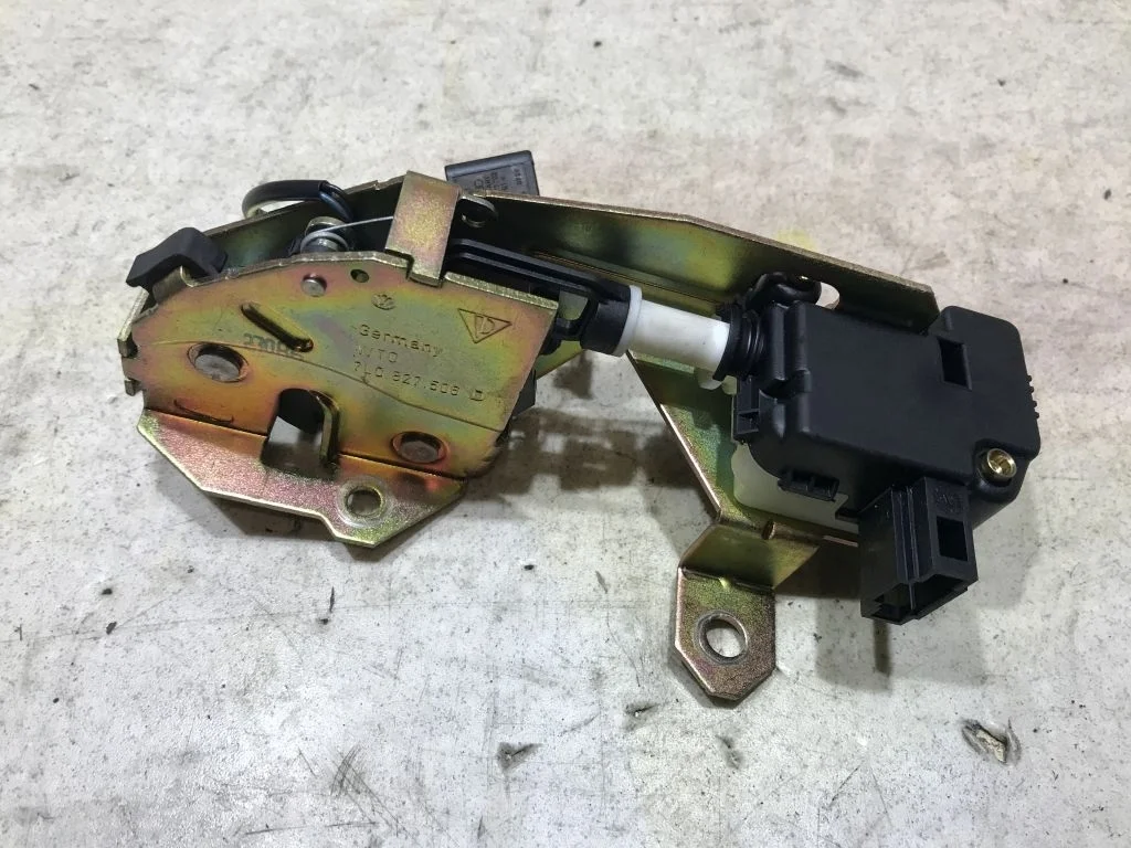 7L0827506D Замок стекла заднего VW Touareg 1