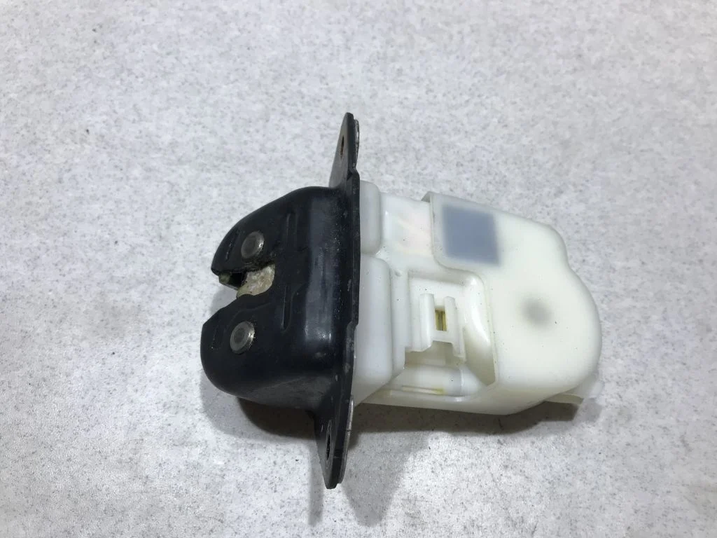 Замок багажника Nissan Note E11