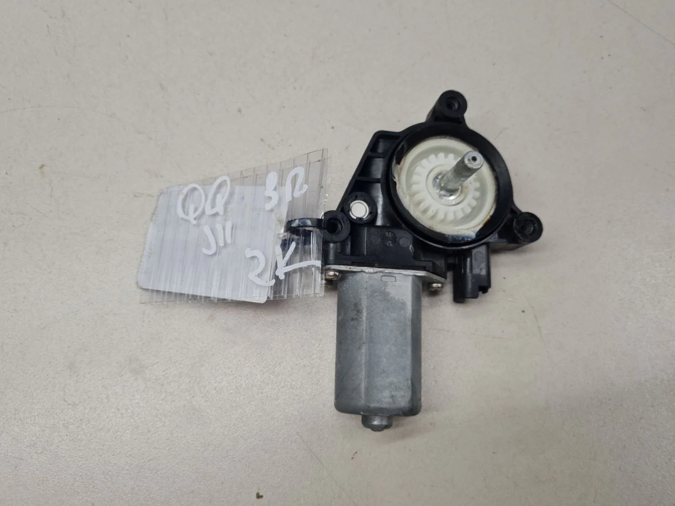 Моторчик стеклоподъёмника задний правый для Nissan Qashqai J11E 2014-