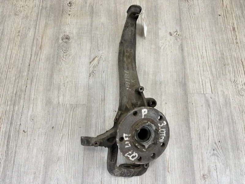 Кулак поворотный со ступицей VW Touareg 2 2010-2018 7P