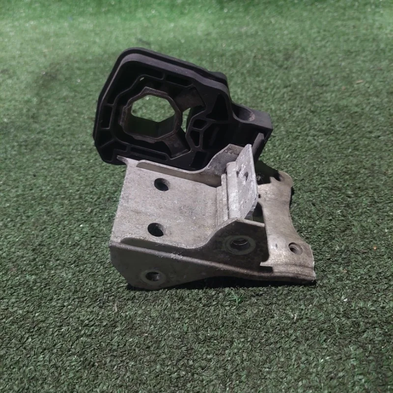 Кронштейн усилителя бампера BMW F10