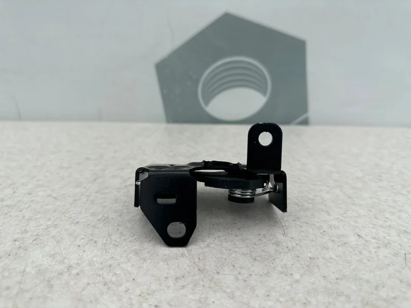 Замок капота Mercedes-benz W204