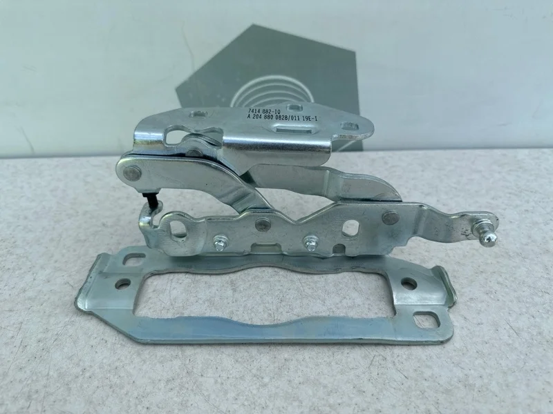 Петля капота правая Mercedes-benz W204