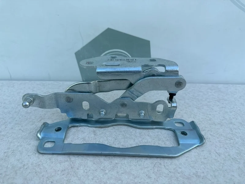 Петля капота левая Mercedes-benz W204