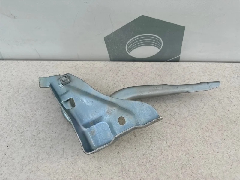 Петля капота правая Mercedes-benz W246