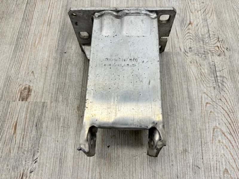 Кронштейн усилителя бампера Audi A4 2008-2016 8K