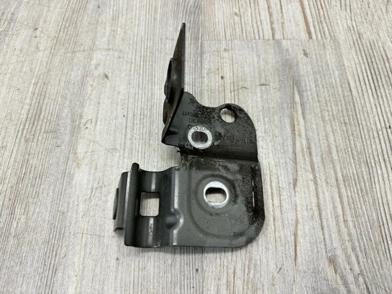 Кронштейн крепления крыла Audi Q7 2015- 4M