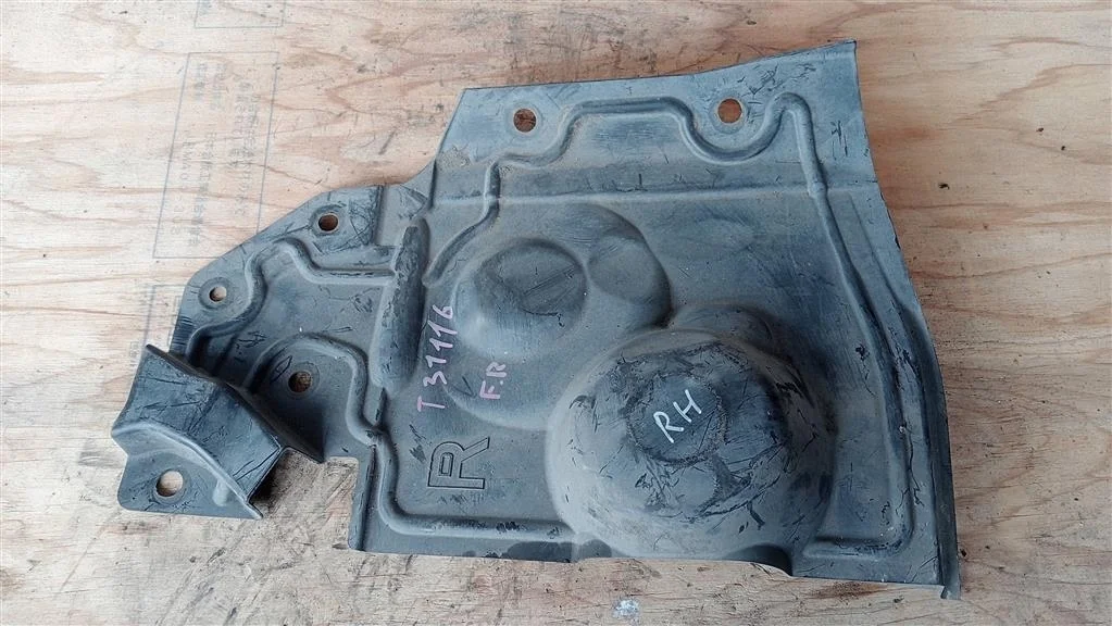 Б.у. пыльник двигателя NISSAN X-TRAIL T31 NISSAN X-TRAIL T31