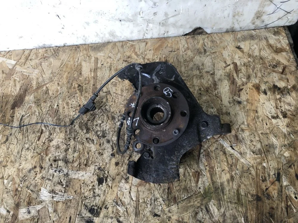 кулак передний левый opel corsa D