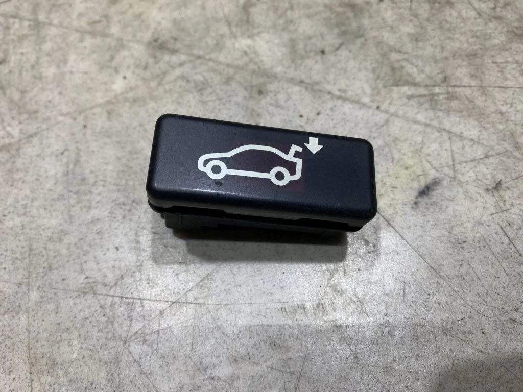 Кнопка крышки багажника BMW 61318375580