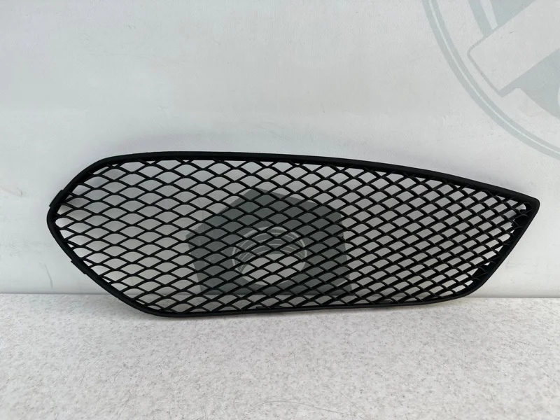 Решетка переднего бампера правая Mercedes-benz CLA C117