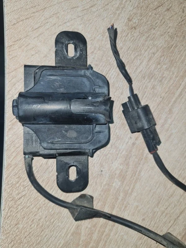 Замок капота Volvo S60 2011 Y20