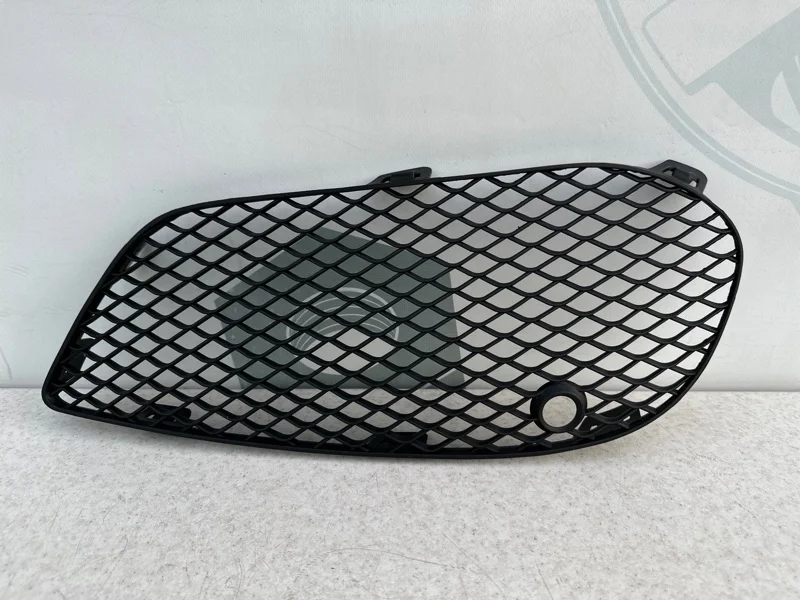 Решетка переднего бампера правая Mercedes-benz W205