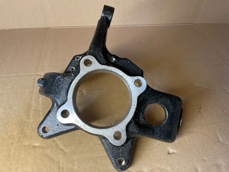 КУЛАК ПОВОРОТНЫЙ Mitsubishi Pajero 4 2006 2007 2008 2009 2010 2011 2012 2013 2014 2015 2016 2017 2018 2019 2020 2021 2022 2023 3870A022 V87W 4M41, передний правый