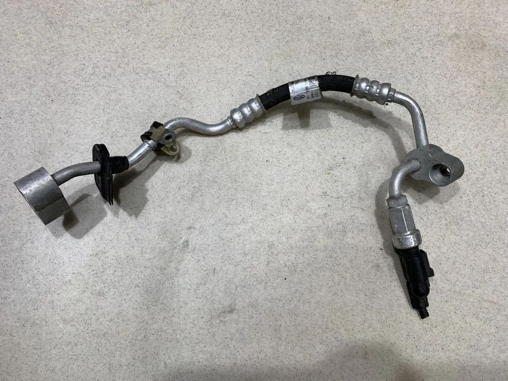 Трубка кондиционера VW Touareg  2,5   2004