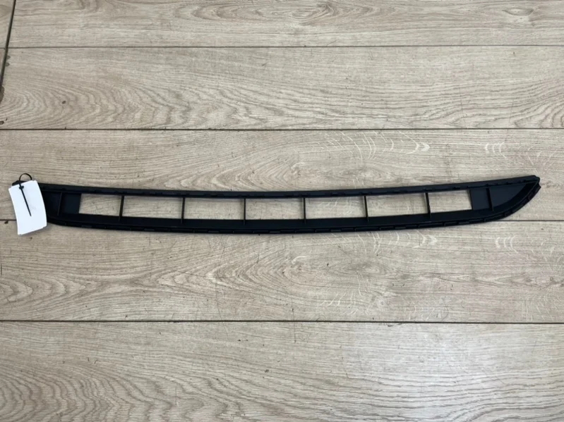 Решетка бампера центральная VW Touareg NF 2010-2014 7P