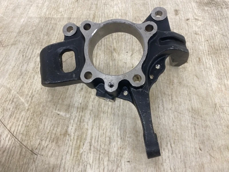 КУЛАК ПОВОРОТНЫЙ Mitsubishi L200 2005- 2005 2006 2007 2008 2009 2010 2011 2012 2013 2014 2015 MBL99237878 KB4T 4D56, передний правый